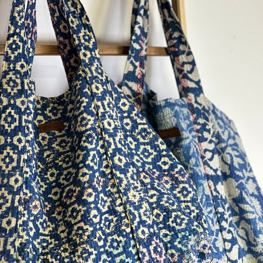 Skønne strandtasker med blå blokprint fra Quote Copenhagen