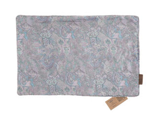 Seidenkissenbezug 60x40 cm in Hellblau und Grau mit farbenfrohem orientalischem Ornamentmuster in Türkis – ein einzigartiges Kissen im Boho-Stil mit ethnischem Flair.