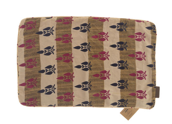Seidenkissenbezug 60x40 cm in Beige und Braun mit buntem Fischmotiv in Marineblau und Rosa, ethnischer Sari-Kissenbezug im Boho-Stil