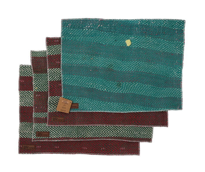 Set of 4 placemats 33x44 cm in green, red and cream with dot and zigzag pattern and fringed edge