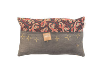 Unique sari pillowcase in 30x50 cm with colorful Indian boho/vintage pattern in black, red and beige as well as yellow embroidered stars on a dark gray background.
