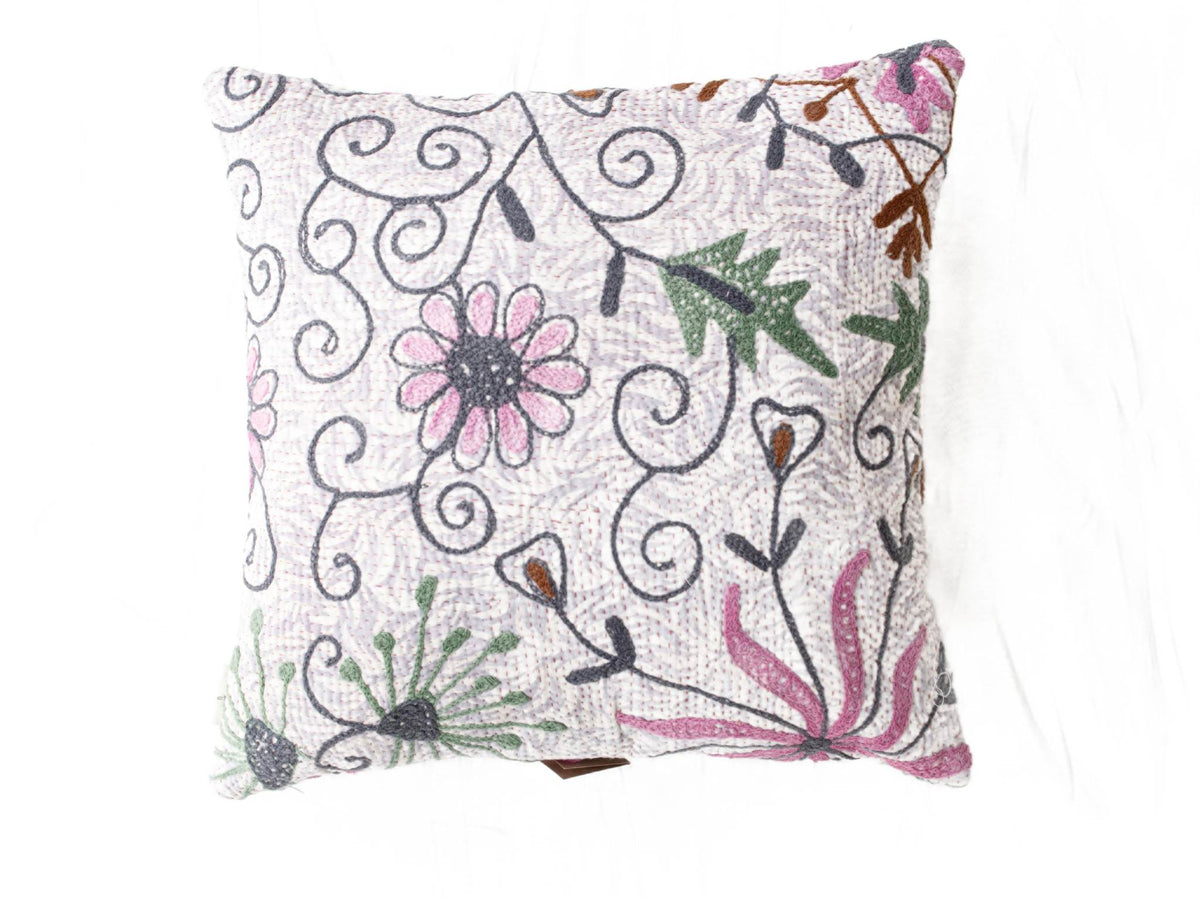 Suzani Kissenbezug 50x50 cm im Vintage-Boho-Stil mit weißem Grund und schwarzem Wickelmuster, gestickten Blumen in Rosa, Grün und Braun.